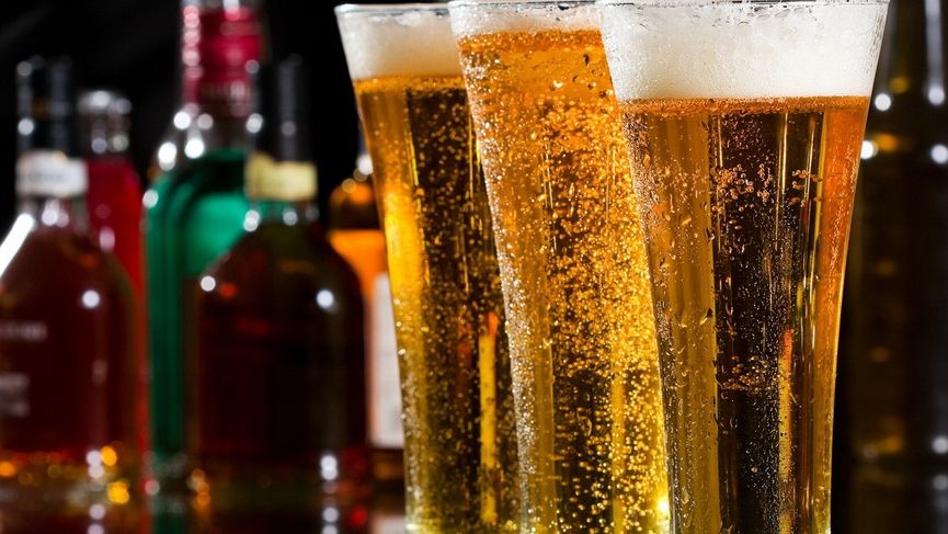 A comandat o bere de la un bar din Botoşani. Vânzătorul a luat banii.Poliţiştii sunt în alertă acum 