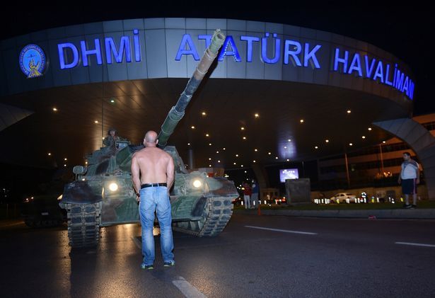 Românii întorși din Turcia descriu scene de coșmar: ”Ne ascundeam sub mese, nu credeam că scăpăm”