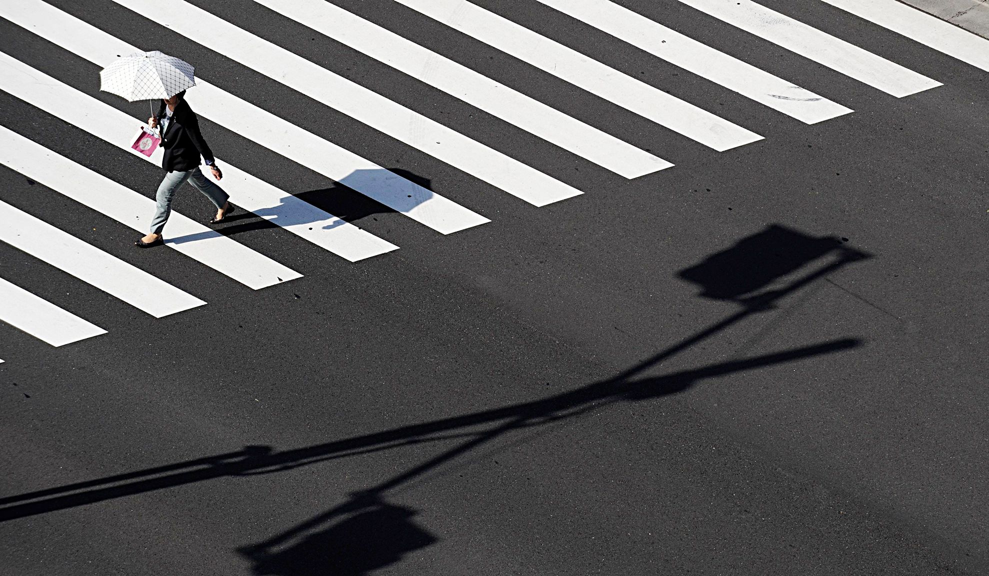 Semnul care a apărut pe stradă, lângă o trecere de pietoni. Localnicii sunt șocați: ”E ridicol”