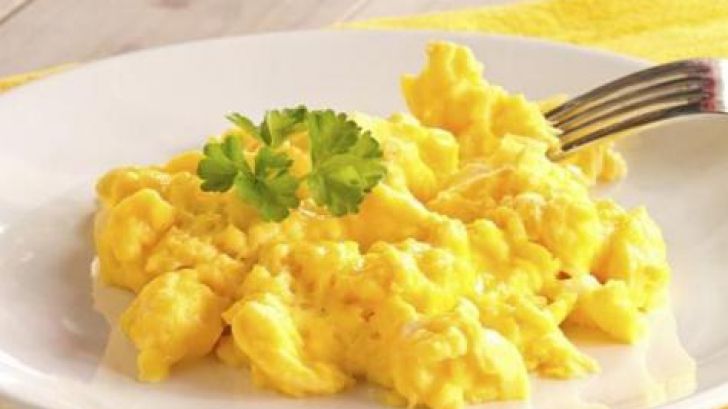 Aşa faci cea mai bună OMLETĂ GRECEASCĂ. Ingredientul care-i dă tot gustul!