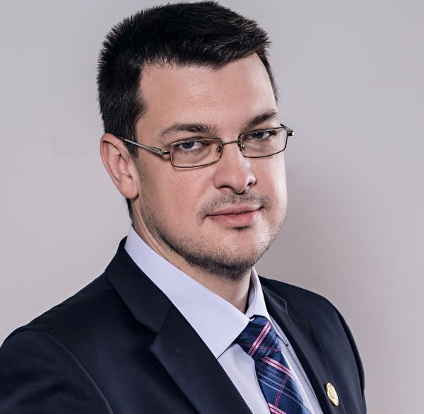 Nuntă în PNL. Lider liberal se însoară cu experta ONU pe Orientul Mijlociu 