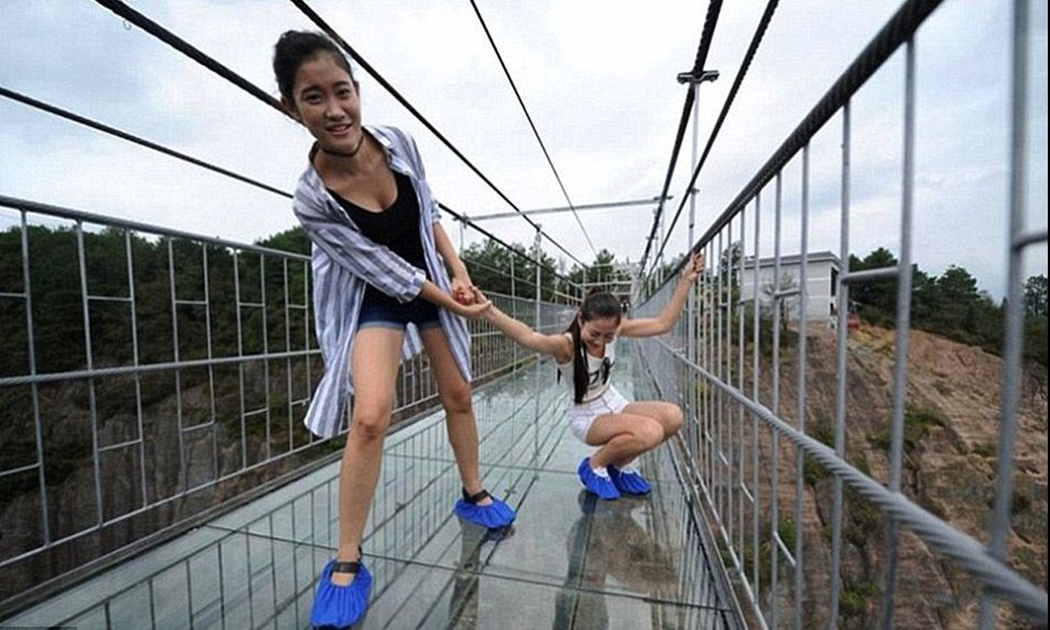 Nu te uita în jos! Cum arată podul de sticlă din China care atârnă de un fir de aţă peste prăpastie
