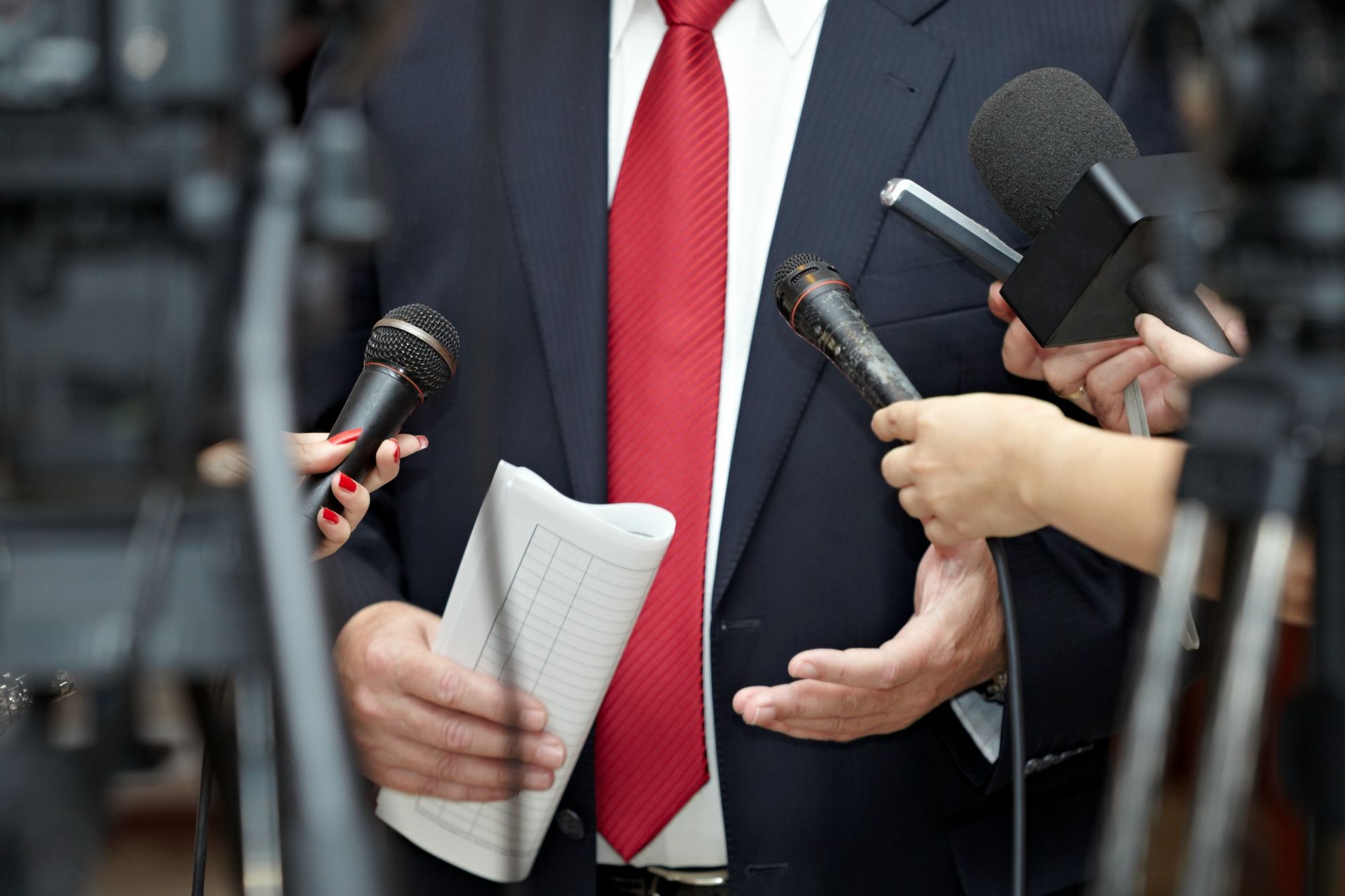 El este singurul politician din lume care are tatuaje pe 90% din suprafaţa corpului