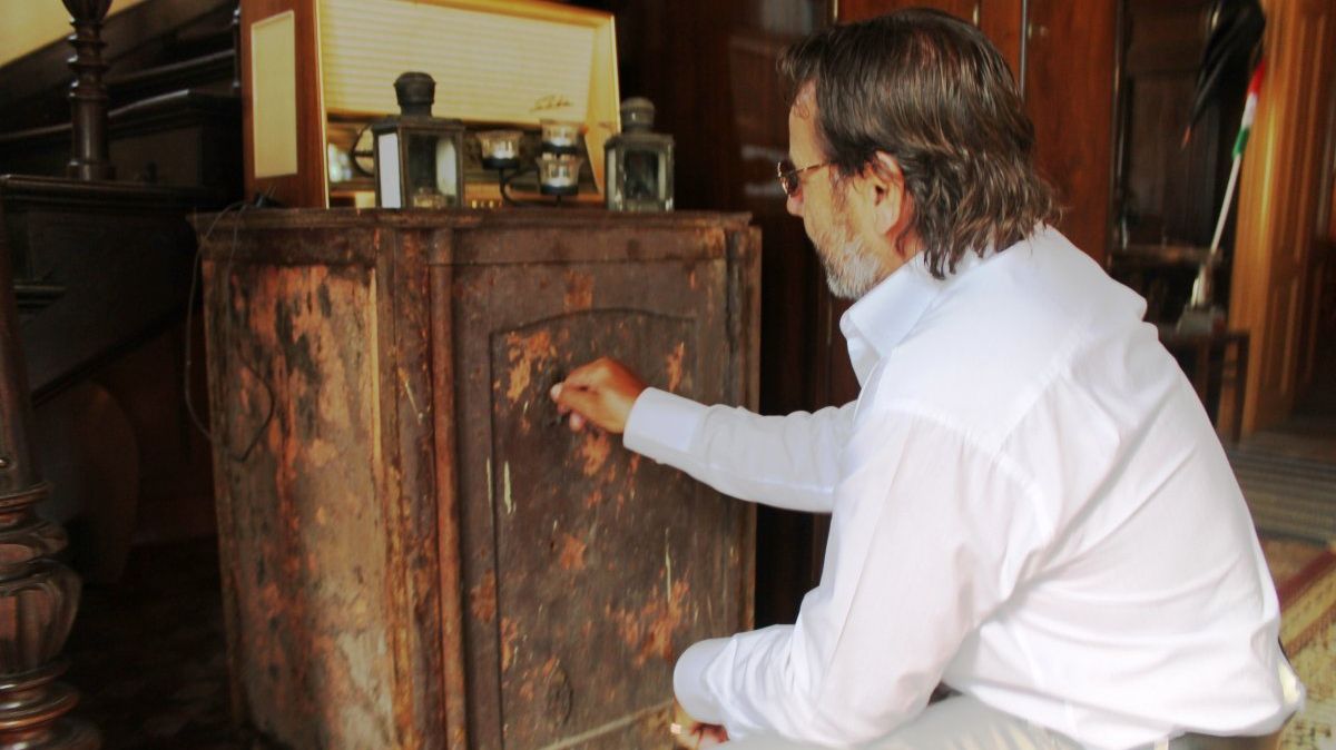 MISTER în jurul unui SEIF antic, din casa unui arădean: "Nimeni nu ştie ce conţine!"