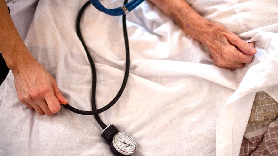 Un nou caz şocant: bătrân dintr-un centru de asistenţă, adus la spital cu larve pe răni