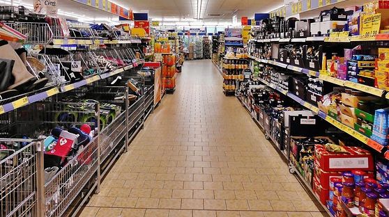 Scandal uriaş: motivul pentru care un supermarket din Rusia îi refuză pe anumiţi clienţi