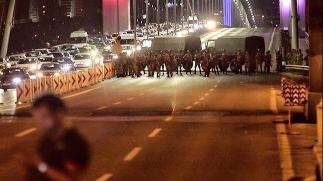 Militari bătuţi crunt de civili în TURCIA. IMAGINI ŞOCANTE 