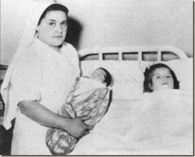 Povestea extraordinară a fetiţei care a devenit mamă la 5 ani. Cine e tatăl copilului