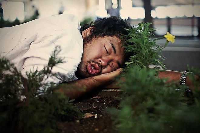 Poze incredibile cu angajaţii epuizaţi din Tokyo care adorm pe străzi