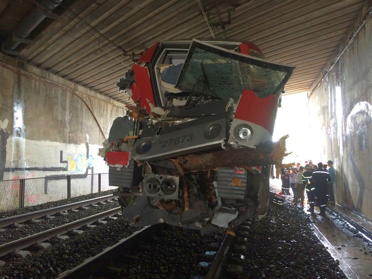 Accident feroviar în Franţa. 60 de persoane au fost rănite. FOTO