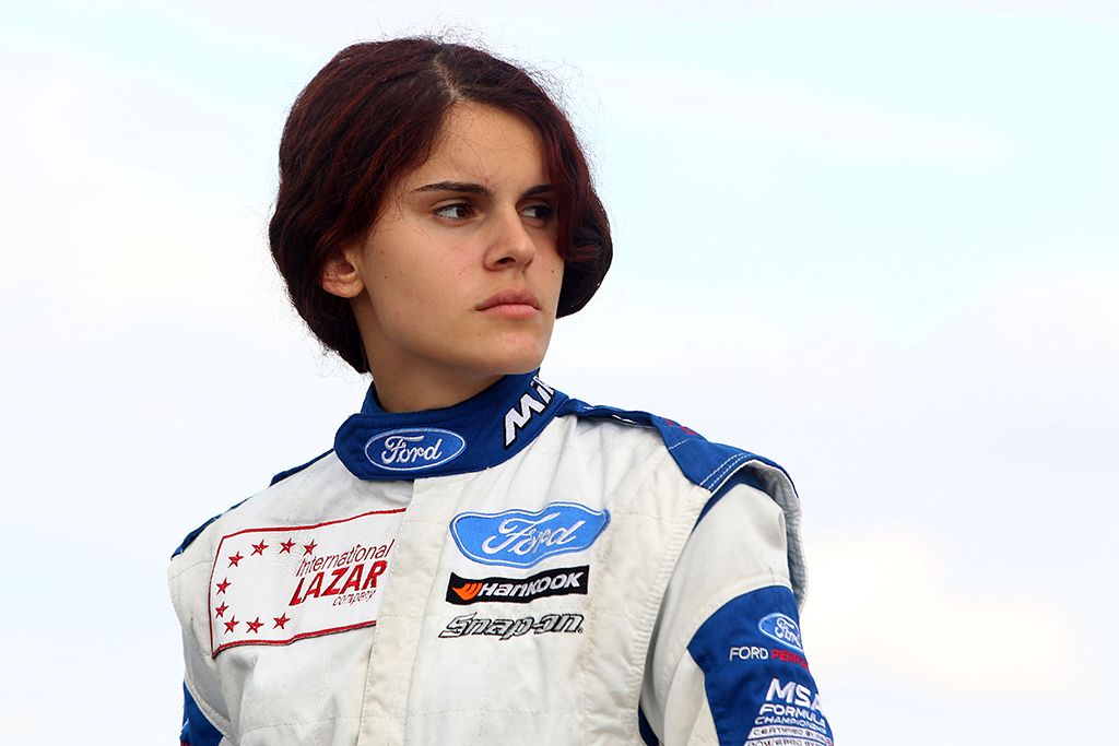 O româncă de 16 ani a ajuns la Campionatul Britanic de Formula 4