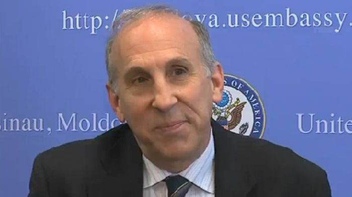 "Războiul" declaraţiilor la Chişinău, după un interviu al ambasadorului SUA James D. Pettit