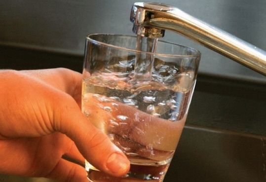 RESTRICŢII la furnizarea apei potabile din cauza secetei. Anunţul companiei de apă