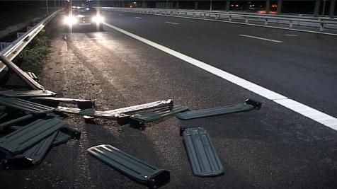 Dezastru pe autostrada A1: panouri smulse de vântul puternic şi împrăştiate pe şosea
