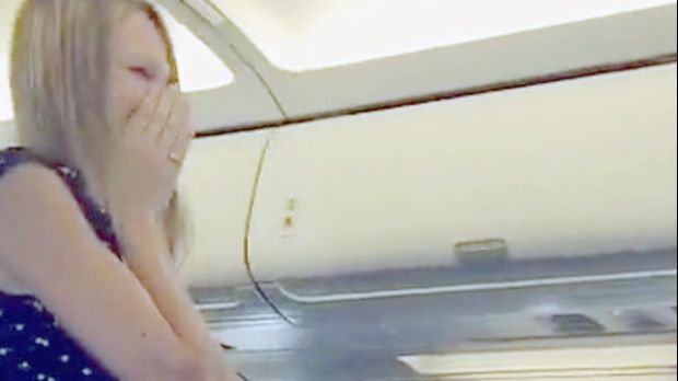 A cerut-o în căsătorie în avion. Ce a urmat întrece orice imaginație. Toți au pozat momentul