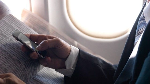 Ce se întâmplă, de fapt, dacă NU închizi telefonul când zbori cu avionul