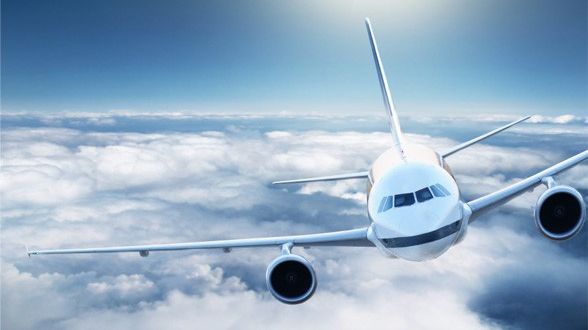 O femeie a născut o fetiță în avion. A urmat ceva surprinzător. Pasagerii, mirați