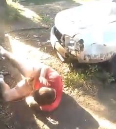 Un tânăr a fost bătut pe stradă cu pumnii şi picioarele. Scena a fost filmată