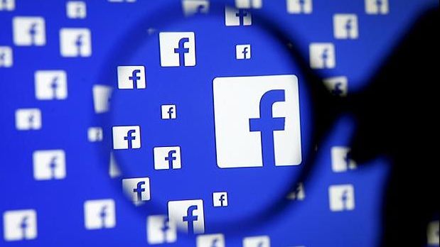 O nouă modă pe Facebook. Tot mai mulți bărbați se fotografiază așa. ”E oribil”