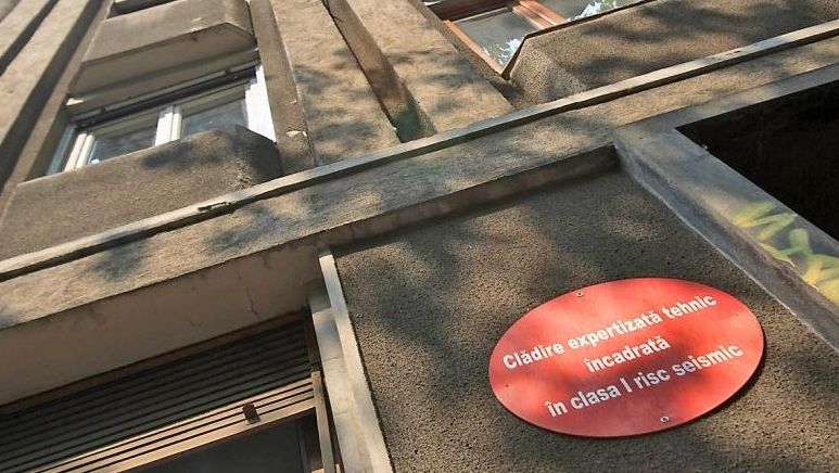 Clădire cu BULINĂ ROŞIE din București