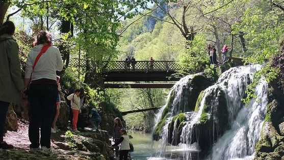 O nouă lovitură la Cascada Bigăr. Ce a păţit o turistă în timp ce admira zona