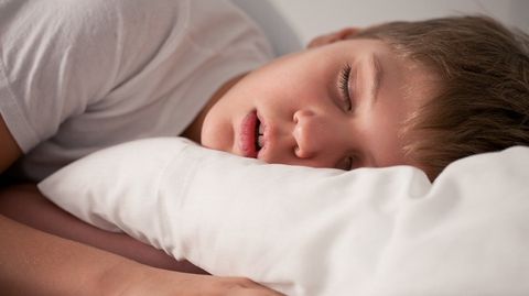 Şi-a dus fiul la culcare, dar dimineaţa a avut un şoc! Medicii nu au nicio explicaţie 