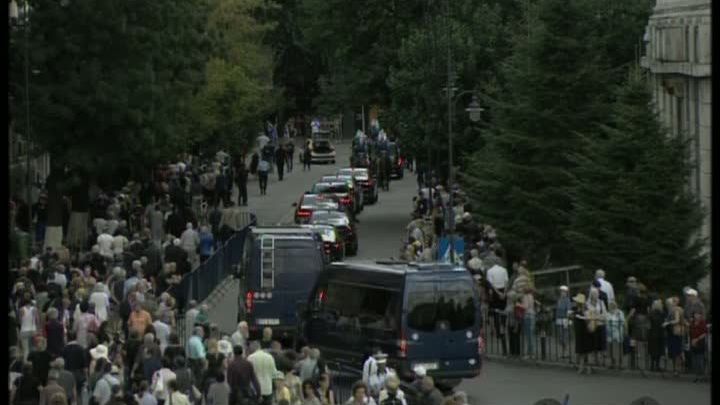 Accident pe traseul cortegiului funerar al Reginei Ana către Curtea de Argeş