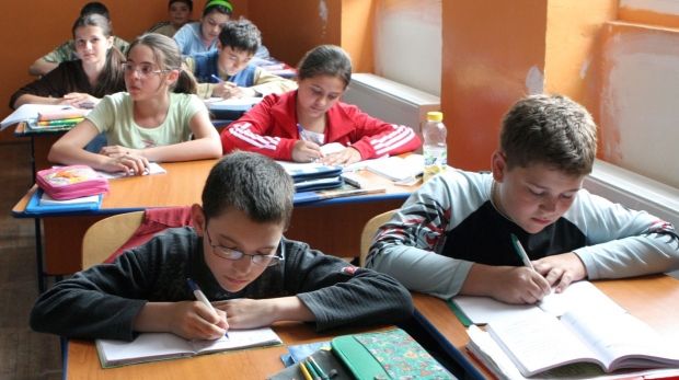Veste extraordinară pentru elevi! Min. Educaţiei, proiect să le deconteze integral elevilor naveta