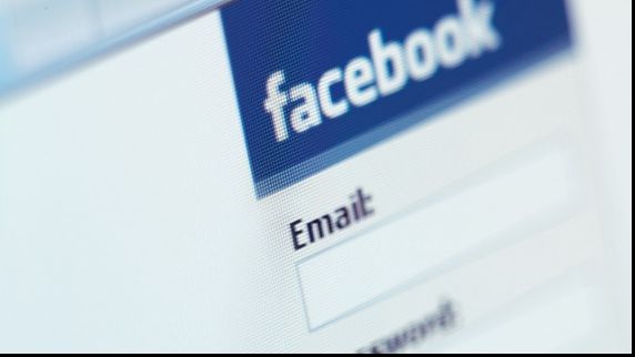 Probleme la Facebook. Reţeaua de socializare se deschide cu dificultate