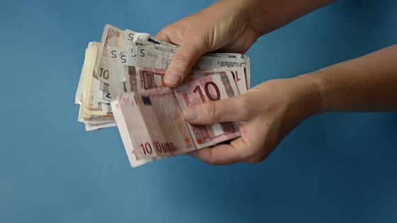 Un mesaj scris pe o bancnotă a devenit viral. Deznodământul este emoţionant!
