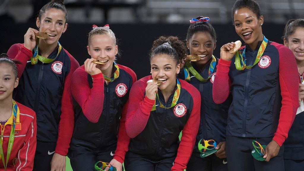 De ce sportivii de la Olimpiadă se prefac că mușcă medaliile de aur. Explicația, surprinzătoare