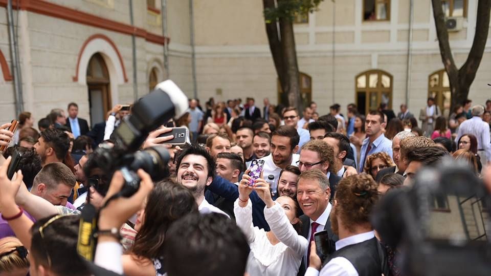 Klaus Iohannis, fotografii inedite. A fost surprins râzând 