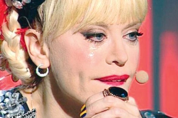 Loredana Groza a căzut în genunchi şi a izbucnit în lacrimi pe scenă