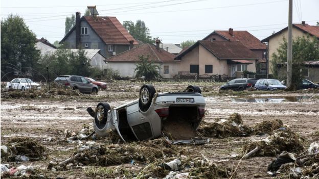 Dezastru în Macedonia: 21 de morţi, după furtunile violente din Skopje. Luni, doliu naţional