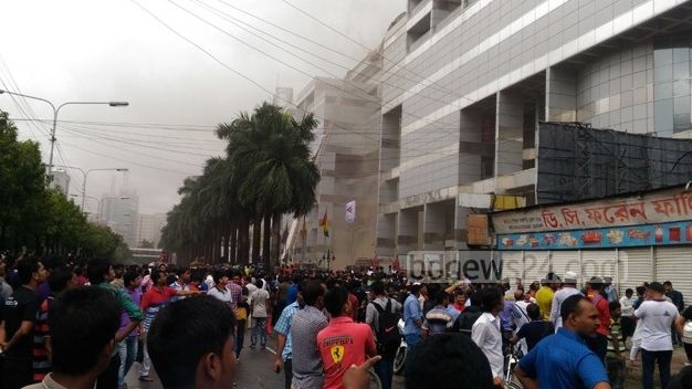 Incendiu DEVASTATOR într-un mall din Bangladesh: sute de persoane, evacuate - VIDEO