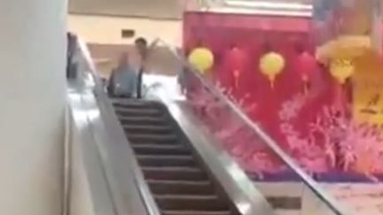 Se plimbau în mall, când ceva neașteptat a apărut în fața lor. Speriați, au filmat totul