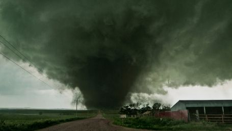 Scene ca în filmele despre APOCALIPSĂ! O tornadă a făcut ravagii în Rusia 