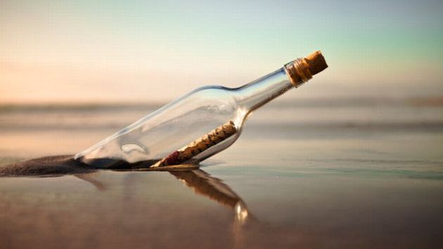 A găsit un mesaj într-o sticlă, pe mare. Când l-a citit, a încremenit. Ce scria