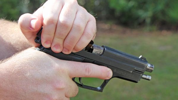 S-a certat cu iubita şi a vrut să se sinucidă cu un pistol cu bile 