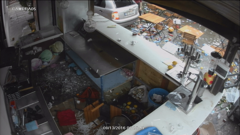 Un tânăr a distrus o pizzerie la Sibiu. Atenție, imagini șocante! 