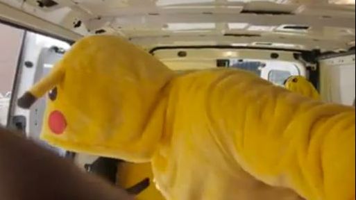 Trei tineri deghizați au făcut asta în plină stradă. Oamenii i-au privit îngroziți