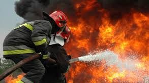 Incendiu PUTERNIC în Bacău. Şase tiruri au fost făcute scrum