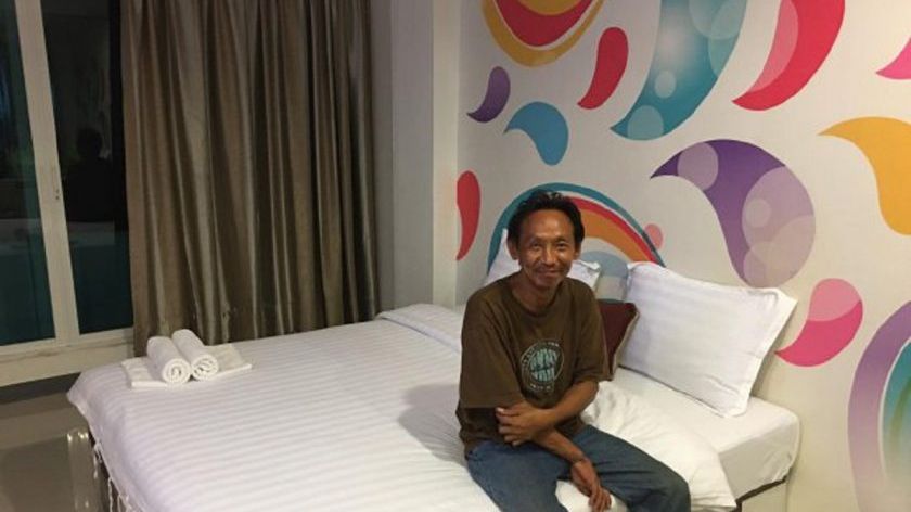 Viaţă unui om al străzii s-a schimbat radical după ce a găsit un portofel pe stradă