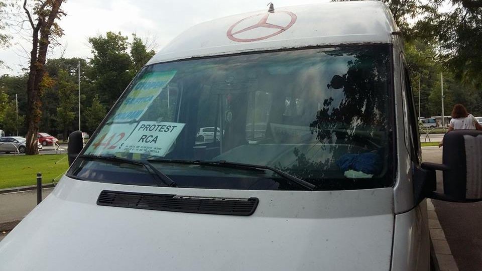 Şoferii au reluat protestele faţă de creşterea tarifelor RCA. Mai multe drumuri, blocate