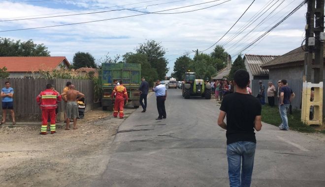 Înfiorător! O fetiţă de 6 ani din Valu lui Traian, strivită de o remorcă. Şoferul nu avea permis 