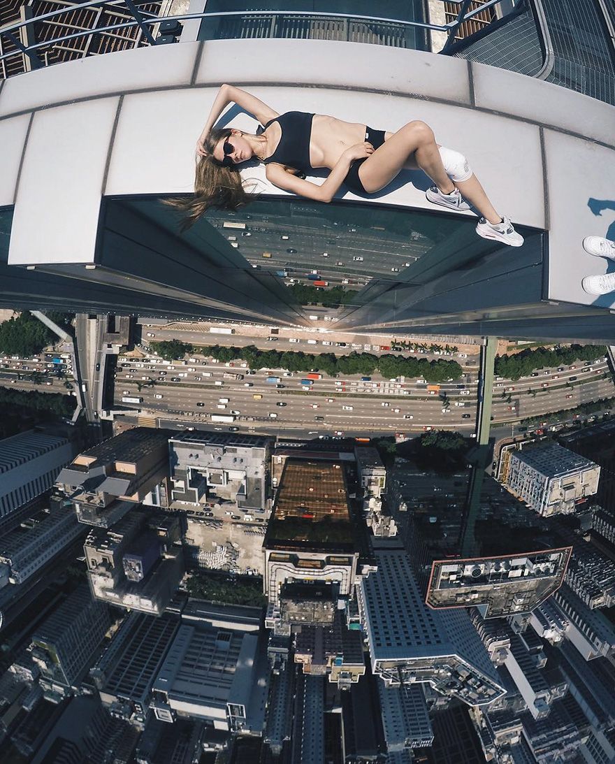 Îți dau fiori. Tânăra sexy cu cele mai riscante selfie-uri din lume