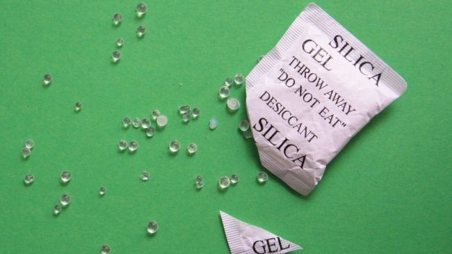Ce se întâmplă dacă pui granulele de silica gel în apă. Reacție uimitoare