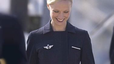 De ce țin stewardesele mâinile la spate. Motivul e surprinzător
