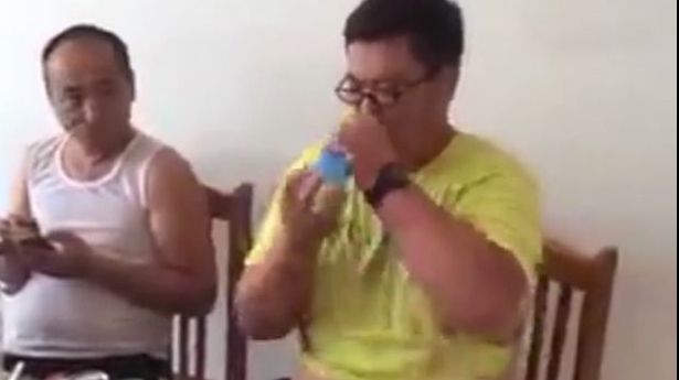 A băut o sticlă cu apă în mai puțin de o secundă. Te vei uita de două ori la aceste imagini