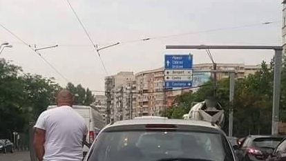 REVOLTĂTOR! Un şofer din Bucureşti a făcut ASTA în timp ce aştepta la semafor: "Câtă nesimţire!"